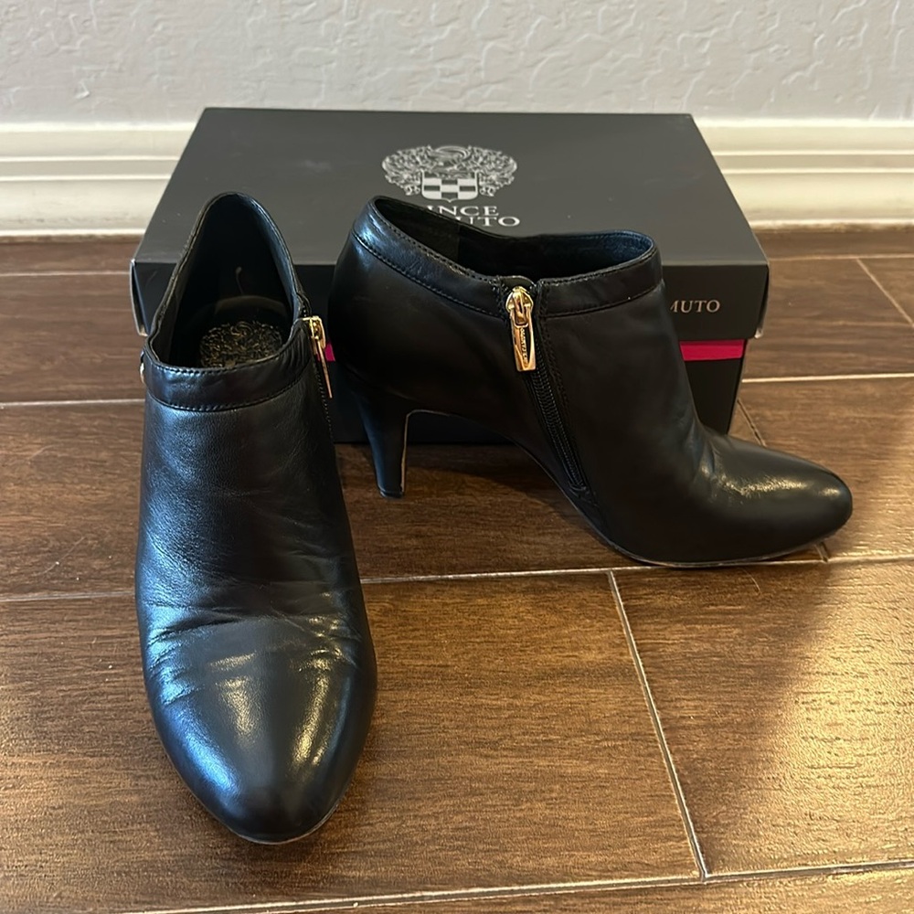 EUC Vince Camuto black leather heeled booties, size 7.5